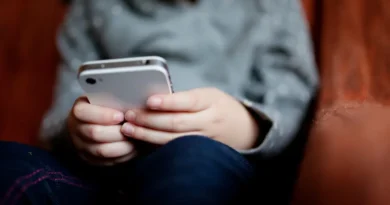 Menores de 16 anos terão que vincular suas redes sociais com as de seus pais; veja como será o ECA Digital canva-celularxcrianca