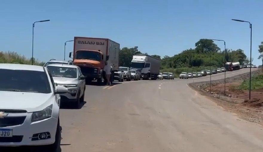 fila diária de até duas horas para travessia entre Francisco Alves e Terra Roxa causa transtornos