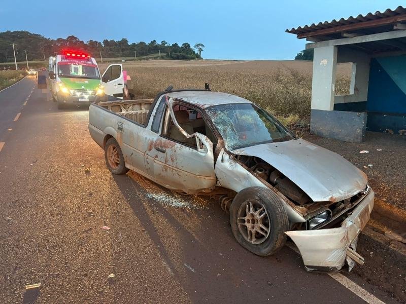 Homem esfaqueia vítima, persegue carro e provoca capotamento em Mercedes