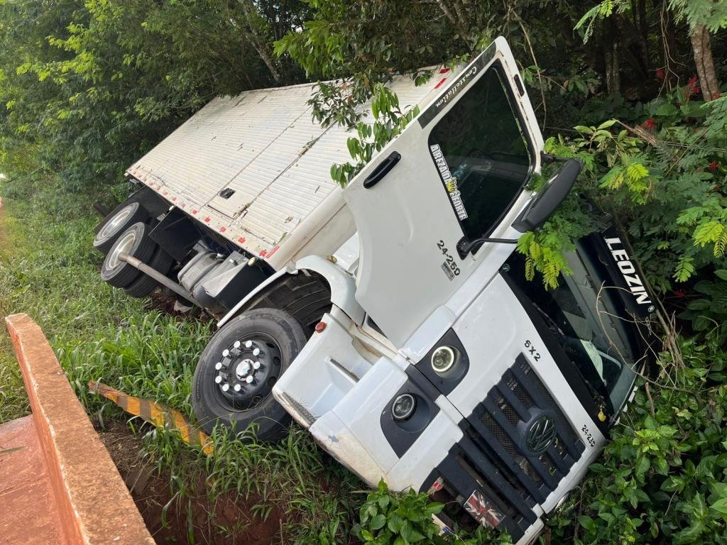 Caminhão sai da pista após manobra para evitar colisão na PR-589 em Nova Santa Rosa