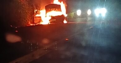 Veículo pega fogo às margens da rodovia entre Quatro Pontes e Novo Sarandi 6d1756e0-431b-4441-b7c0-cbc2834a879c