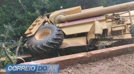 Colheitadeira cai de ponte e deixa trabalhador ferido no interior de Palotina