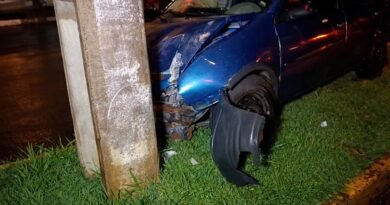 Motorista embriagado bate contra poste e é encontrado dormindo dentro do carro em Toledo 2026-02-14-07-50-26-acidente-em-toledo