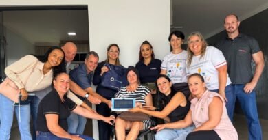 Programa “Por um Futuro Inclusivo” entrega equipamento de comunicação assistiva à moradora de Quatro Pontes FOTO - Entrega do Conversia para Sabrina Tartaro