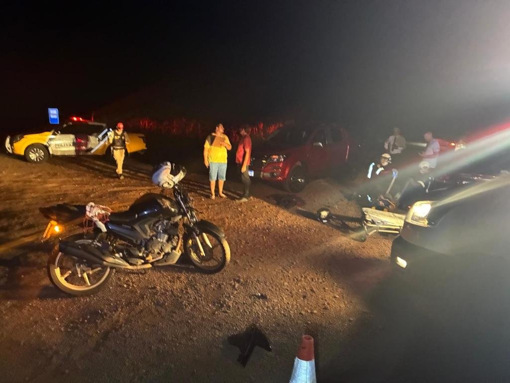 Colisão entre moto e carro deixa motociclista ferido na PR-182 em Maripá