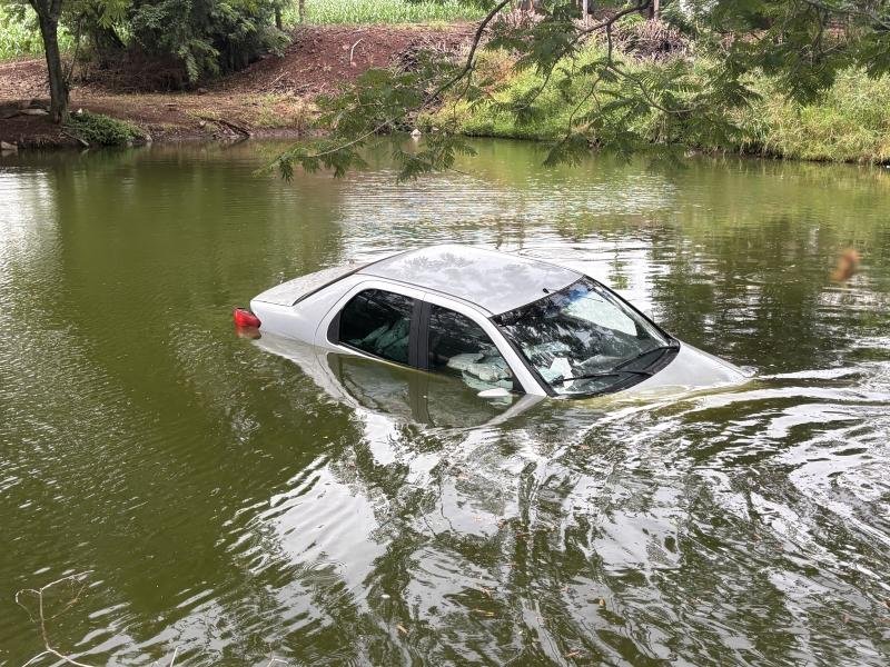 Carro carregado com agrotóxicos cai dentro de açude em fuga da PRF em Mercedes