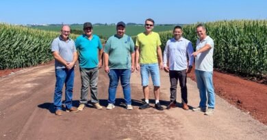 Executivo e Legislativo acompanham obras de pavimentação asfáltica rural em Quatro Pontes Canela e Vereadores