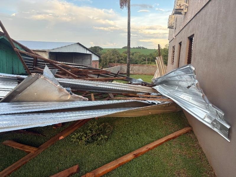 Temporal causa grandes estragos no interior de Mercedes