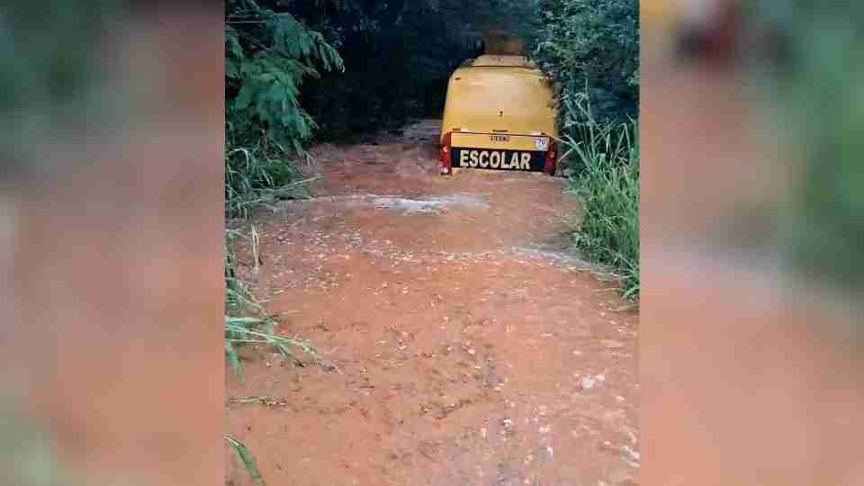 Ônibus escolar fica parcialmente submerso durante a chuva no interior de Marechal Rondon