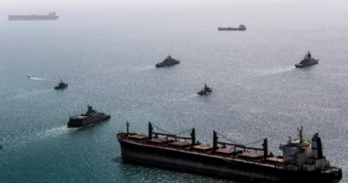 Estreito de Ormuz volta a ter movimentação de navios após cessar-fogo entre EUA e Irã; Preço do Petróleo despenca. AP26050449890011.jpg