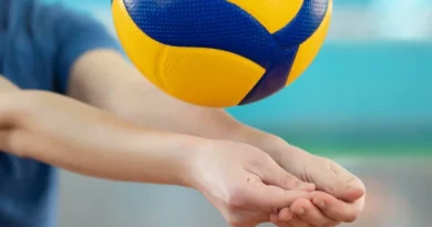 Quatro Pontes sedia 11ª Copa Amizade de Voleibol Sub-15 neste fim de semana stock-photo-close-hands-girl-practicing-volleyball-skill-digging-learning-play-volleyball