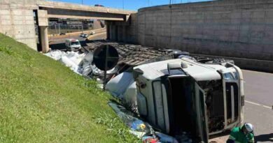 Carreta carregando 33 toneladas de farinha tomba em Cascavel 17785136856a01f71541f61