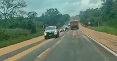 Carreta derrama carga de soja na BR-163 entre Marechal Rondon e Mercedes 86a15f819373eb_1779815777WhatsApp_Image_2026_05_26_at_14.15.09