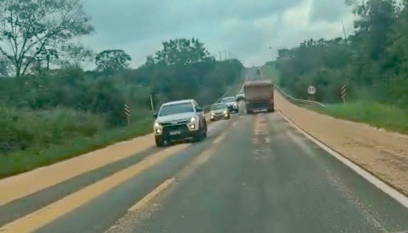 Carreta derrama carga de soja na BR-163 entre Marechal Rondon e Mercedes