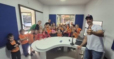 Projeto sobre oratória leva alunos do Espaço Kids aos estúdios da Tropical FM f081cff8-257a-431f-8b60-3498d35e3686
