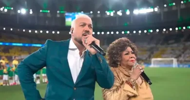 Alcione e Belo cantam Hino Nacional antes de jogo do Brasil e web detona performances. 'Vexame' 452419759-1f56b2ec4b92acff-1400x823-1
