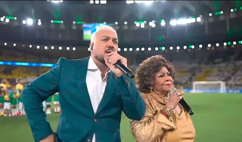 Alcione e Belo cantam Hino Nacional antes de jogo do Brasil e web detona performances. ‘Vexame’