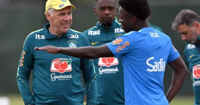 Ancelotti-conversa-com-Vini-Jr-durante-treino-da-Selecao-Brasileira-scaled-aspect-ratio-512-320