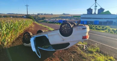 Moradora de Quatro Pontes capota Jetta entre Nova Santa Rosa e Novo Sarandi ao desviar de cachorro e sai ilesa dcf4bb755cc1c03bc99a355966f6147f421ae34b