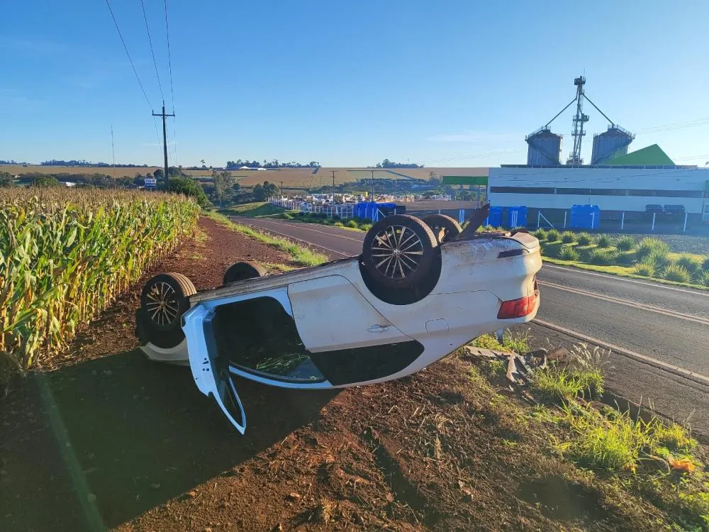 Moradora de Quatro Pontes capota Jetta entre Nova Santa Rosa e Novo Sarandi ao desviar de cachorro e sai ilesa
