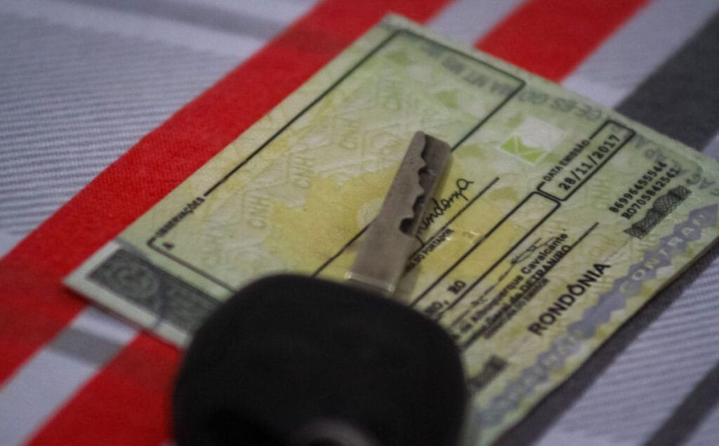 Exame toxicológico passa a ser obrigatório para primeira CNH das categorias A e B no Paraná
