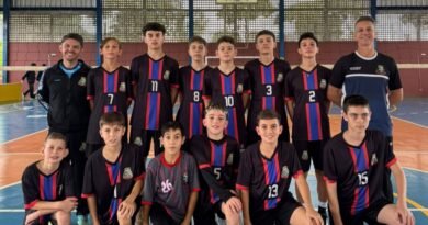 EDIT Equipe de voleibol de Quatro Pontes embarca