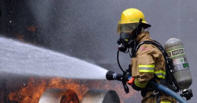 Incêndio em metalúrgica destrói dois veículos e danifica motocicleta durante a madruga em Marechal Rondon