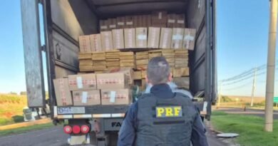 PRF apreende cigarros escondidos em meio a carga de madeira na BR-163 em Quatro Pontes prf-apreende-cigarros-escondidos-em-meio-a-carga-de-madeira-na-br-163-em-quatro-pontes