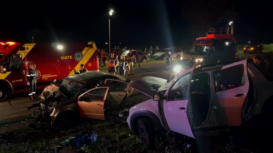Colisão na PR-495 deixa mulheres presas às ferragens e provoca segundo acidente com ferido entre Pato Bragado e Entre Rios