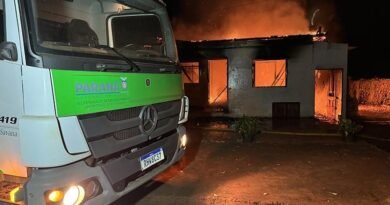 Incêndio destrói casa em Nova Santa Rosa e mobiliza caminhões-pipa e Corpo de Bombeiros 16a916d09b1017_2026_08_27_23_26_08_img0012