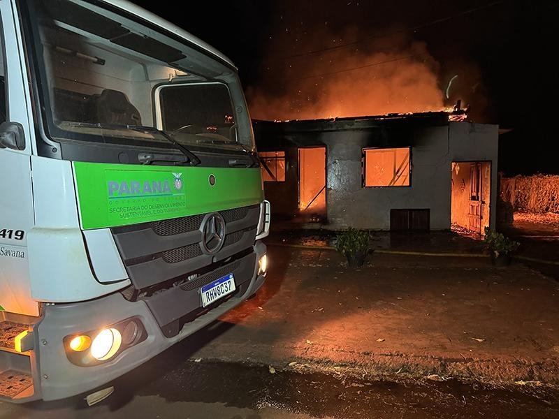 Incêndio destrói casa em Nova Santa Rosa e mobiliza caminhões-pipa e Corpo de Bombeiros