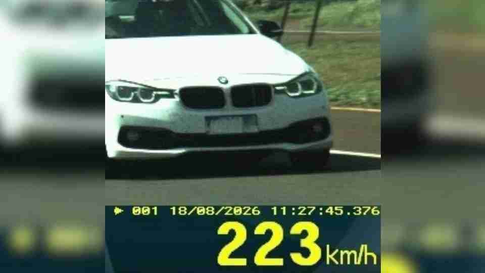PRF flagra BMW a mais de 200 km/h na BR-163, em Quatro Pontes (PR)