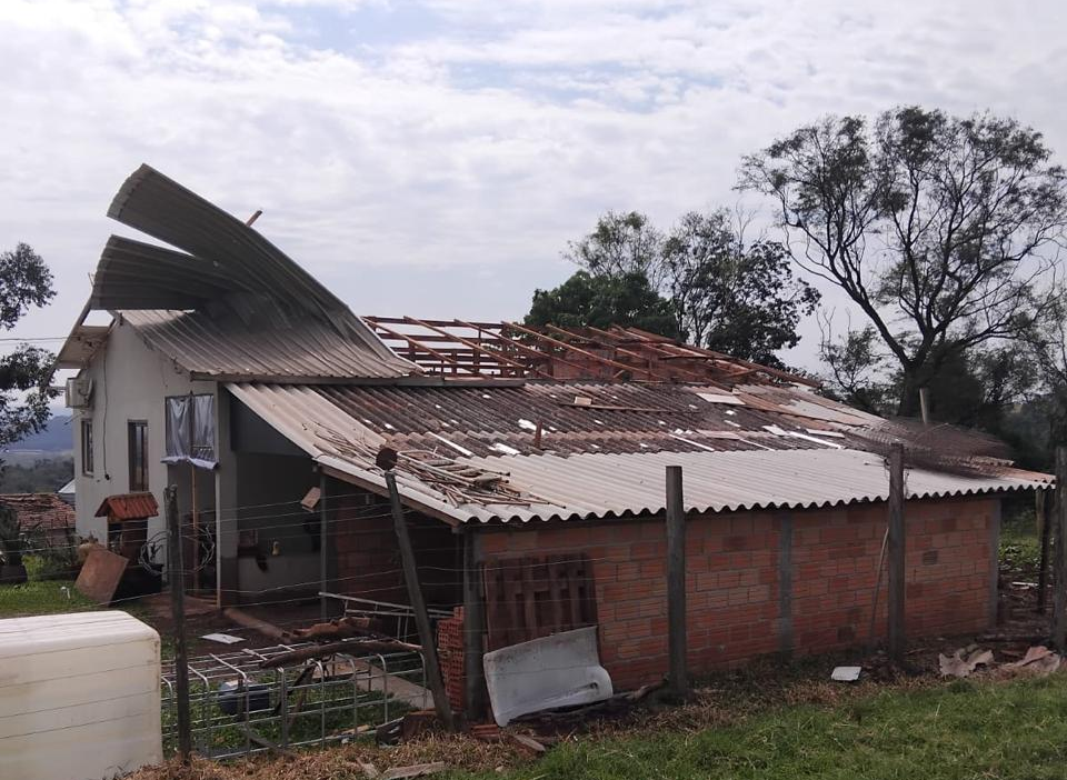 Família atingida por temporal em Cerro da Lola pede ajuda da comunidade