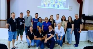 Reunião define tema e organização do Desfile Cívico dos 34 anos de Quatro Pontes Sem título
