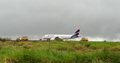 Avião da Latam derrapa na pista e fica atolado no Aeroporto de Cascavel image