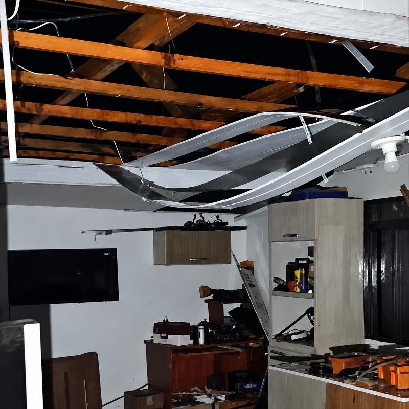 Temporal arranca cobertura e deixa casa alagada em Novo Sarandi, no interior de Toledo