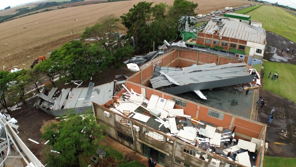 Temporal devasta Aeroclube de Toledo e alunos escapam segundos antes de estrutura ser destruída