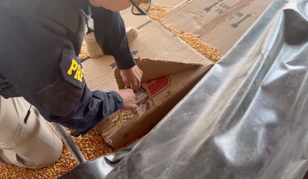 PRF apreende 139,5 mil maços de cigarros e 53 quilos de maconha que seriam levados a Toledo