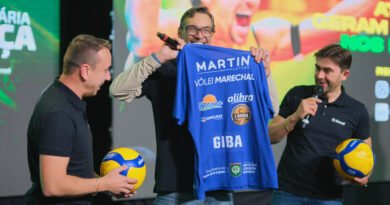 Projetos de voleibol de Marechal Cândido Rondon/PR e Bebedouro/SP recebem presentes autografados por Giba em ação do Sicredi Entrega da camiseta Volei Marechal para Giba
