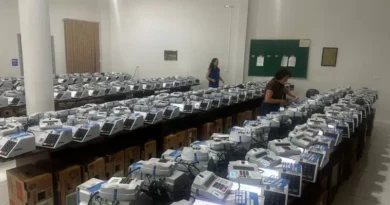Urnas eletrônicas são preparadas e lacradas para as eleições na 121ª Zona Eleitoral URNAS1-800x450