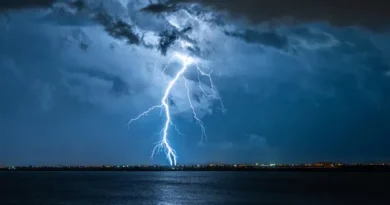 Paraná tem apenas três cidades fora do alerta vermelho de tempestade; veja quais tempestade-acompanhada-de-raios-atingindo-a-superficie-terrestre
