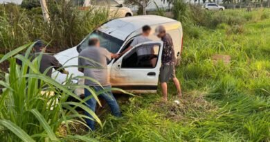 Veículo de Quatro Pontes capota em curva na entrada de Nova Santa Rosa e fica com as rodas para cima 2026-10-16-08-30-14-webwhatsapp-83