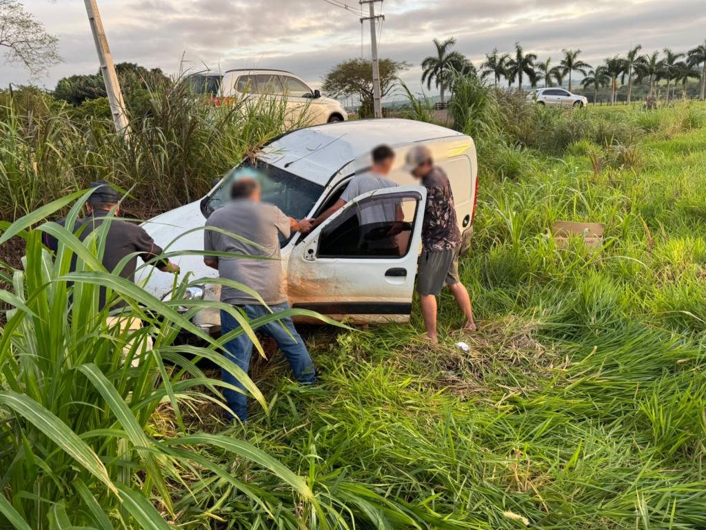 Veículo de Quatro Pontes capota em curva na entrada de Nova Santa Rosa e fica com as rodas para cima