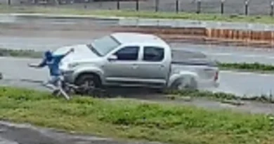 Vídeo mostra ciclista escapando por pouco de caminhonete que capotou na BR-163 20261010104208_00bc7b9ec00db269