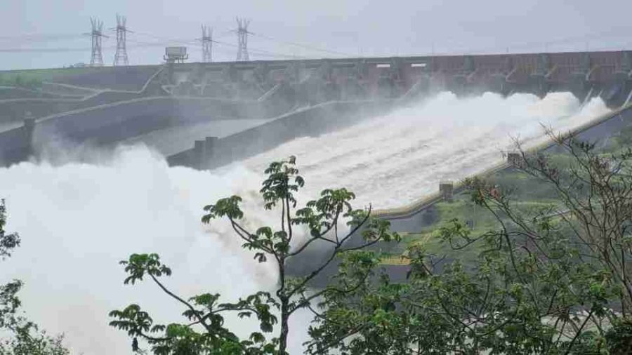 Itaipu volta a abrir uma calha do vertedouro nesta segunda-feira (26)