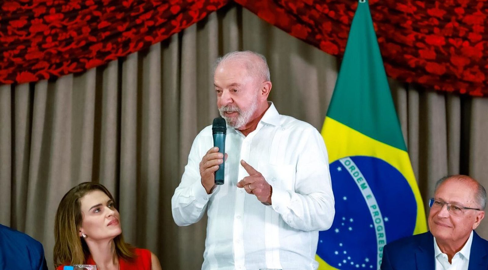 Aliados tentam animar Lula, mas reunião expõe falta de rumo da campanha petista