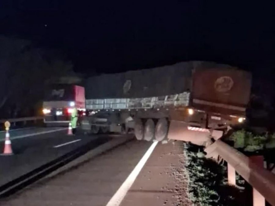 Carreta fica em ‘L’ e bloqueia pista na BR-163 em Mercedes