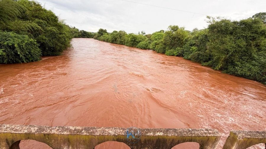 Volume do Rio São Francisco Falso sobe devido às fortes chuvas na divisa entre Entre Rios do Oeste e Marechal Rondon