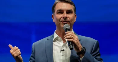 Flávio Bolsonaro deixou o Brasil e está em avião a caminho dos EUA AGF20261013111
