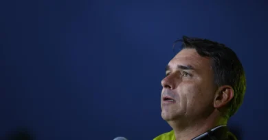 Flávio descumpre ordem de Moraes e não entrega passaportes à PF Design-sem-nome-24